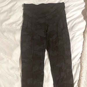 Lululemon deep camo leggings| size 4| Very good condition| With pockets| No flaw